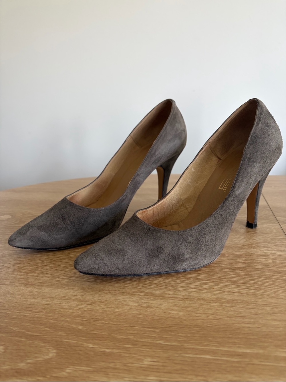 VINTAGE Women's Suede Pointed-Toe Pumps in Gray